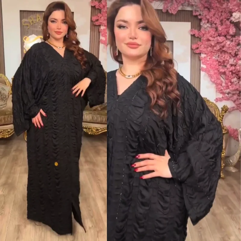 Abaya noire plissée : Élégance intemporelle avec des détails raffinés et scintillants en strass et une allure sublime oversize