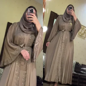 Abaya beige de Dubaï coupe cloche avec strass et manches évasées