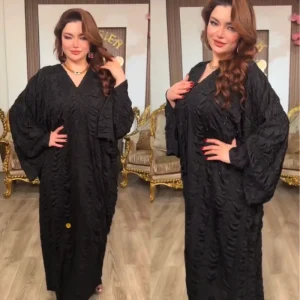Abaya noire plissée : Élégance intemporelle avec des détails raffinés et scintillants en strass et une allure sublime oversize