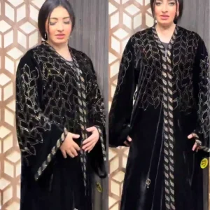 Abaya en Velours Noir avec Strass – Élégance et Brillance